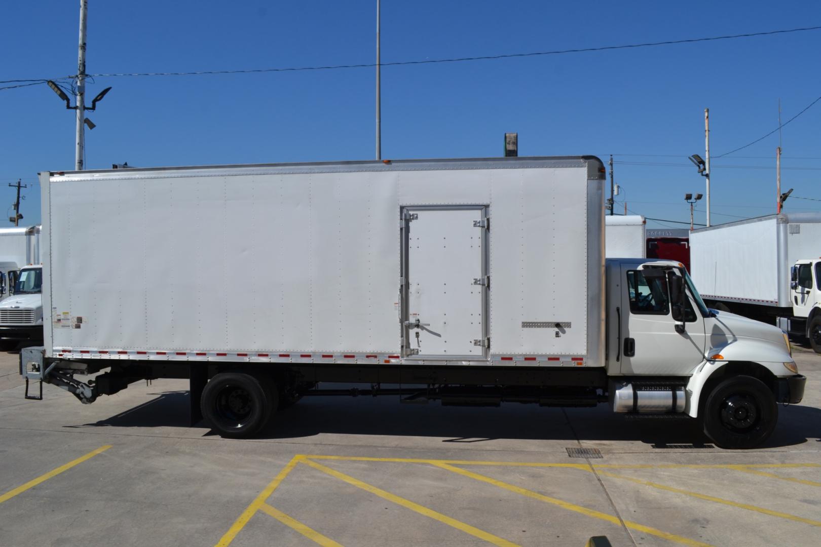 2017 WHITE /GRAY INTERNATIONAL 4300 with an CUMMINS ISB 6.7L 240HP engine, ALLISON 2500RDS AUTOMATIC transmission, located at 9172 North Fwy, Houston, TX, 77037, (713) 910-6868, 29.887470, -95.411903 - 25,999LB GVWR NON CDL, MORGAN 26FT BOX, 13'6FT CLEARANCE, HEIGHT 103" X WIDTH 102", MAXON 3,000LB ALUMINUM LIFT GATE, RAMP, AIR RIDE, 90 GALLON FUEL TANKS, POWER WINDOWS & LOCKS , E-TRACKS - Photo#3